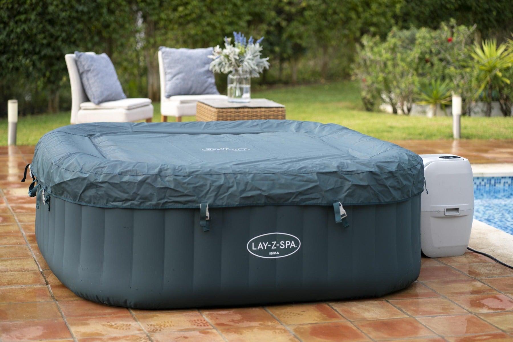 inflatable hot tub with thermal cover