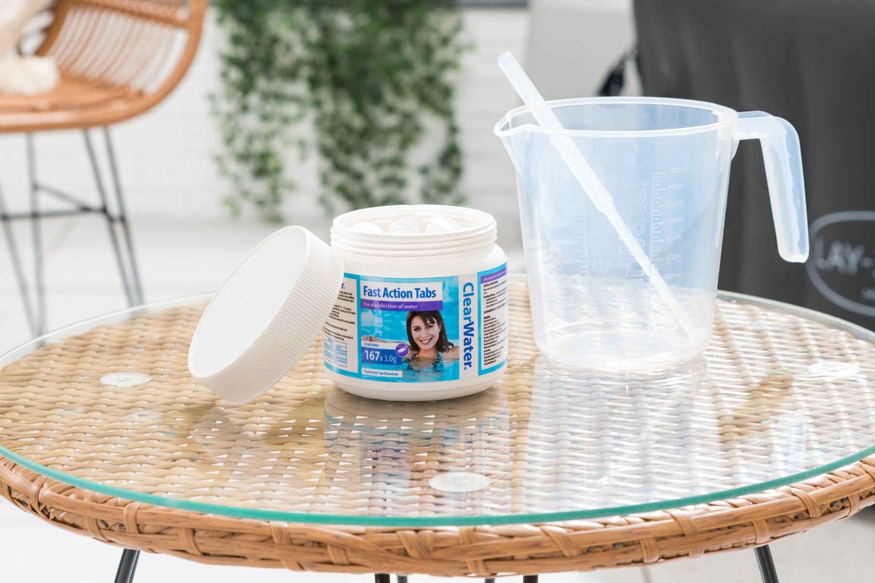 Fast action chlorine tablets for hot tubs