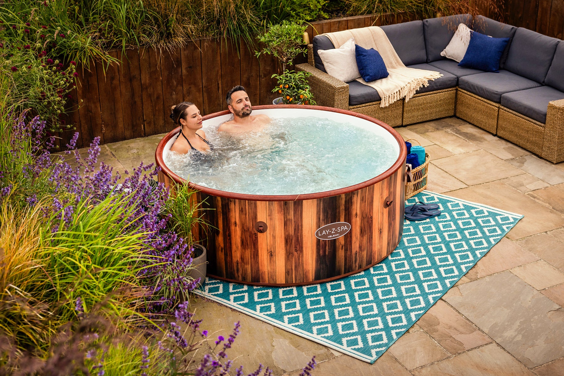 Helsinki hot tub wood look drop stitch