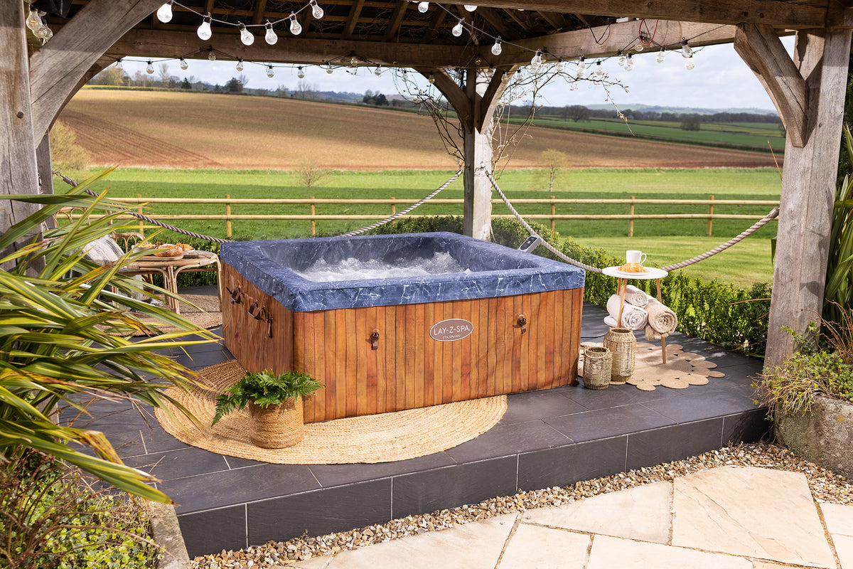 Wood-effect hot tub with energy-efficient rigid foam