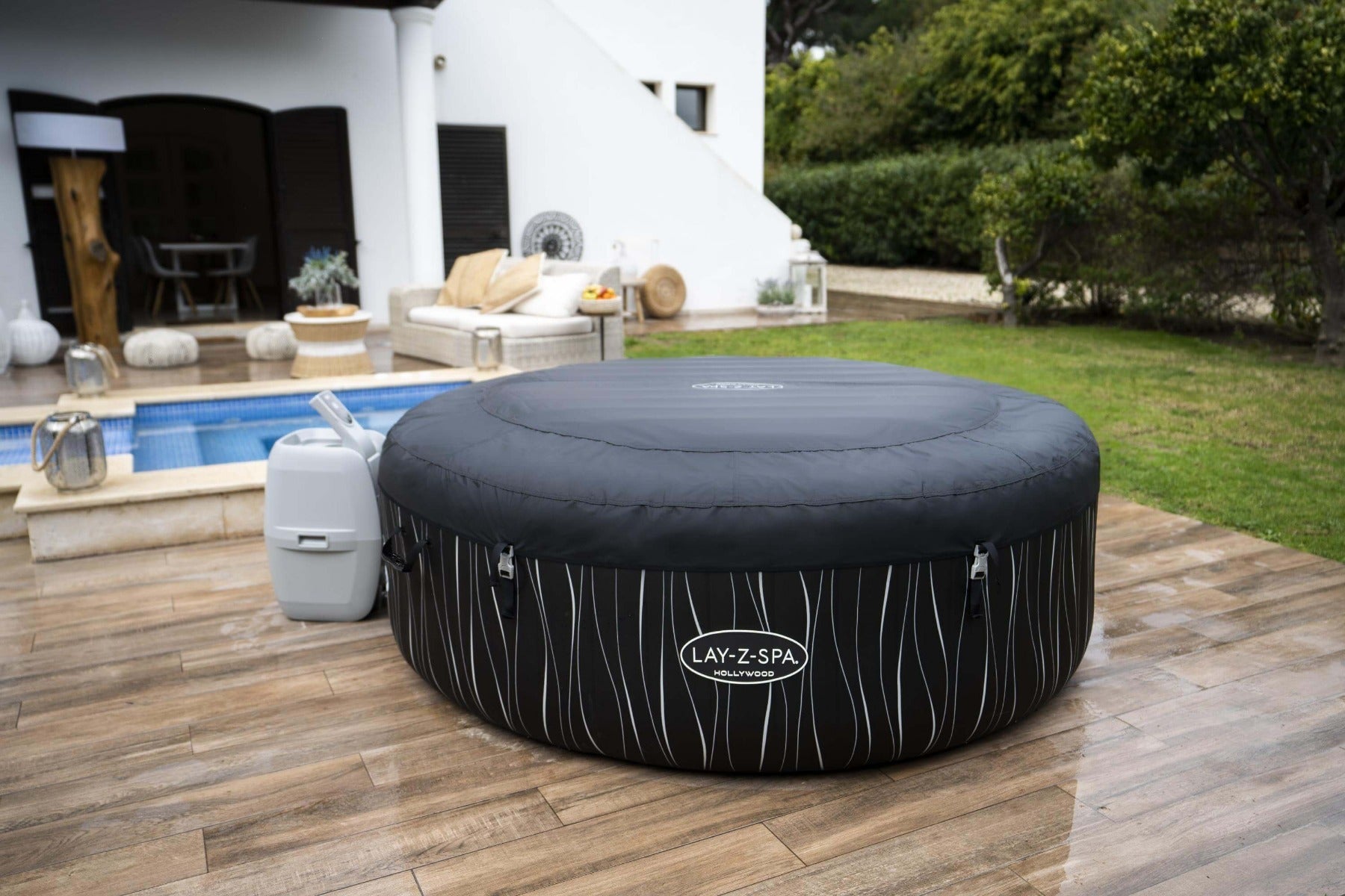 round lay-z-spa hot tub