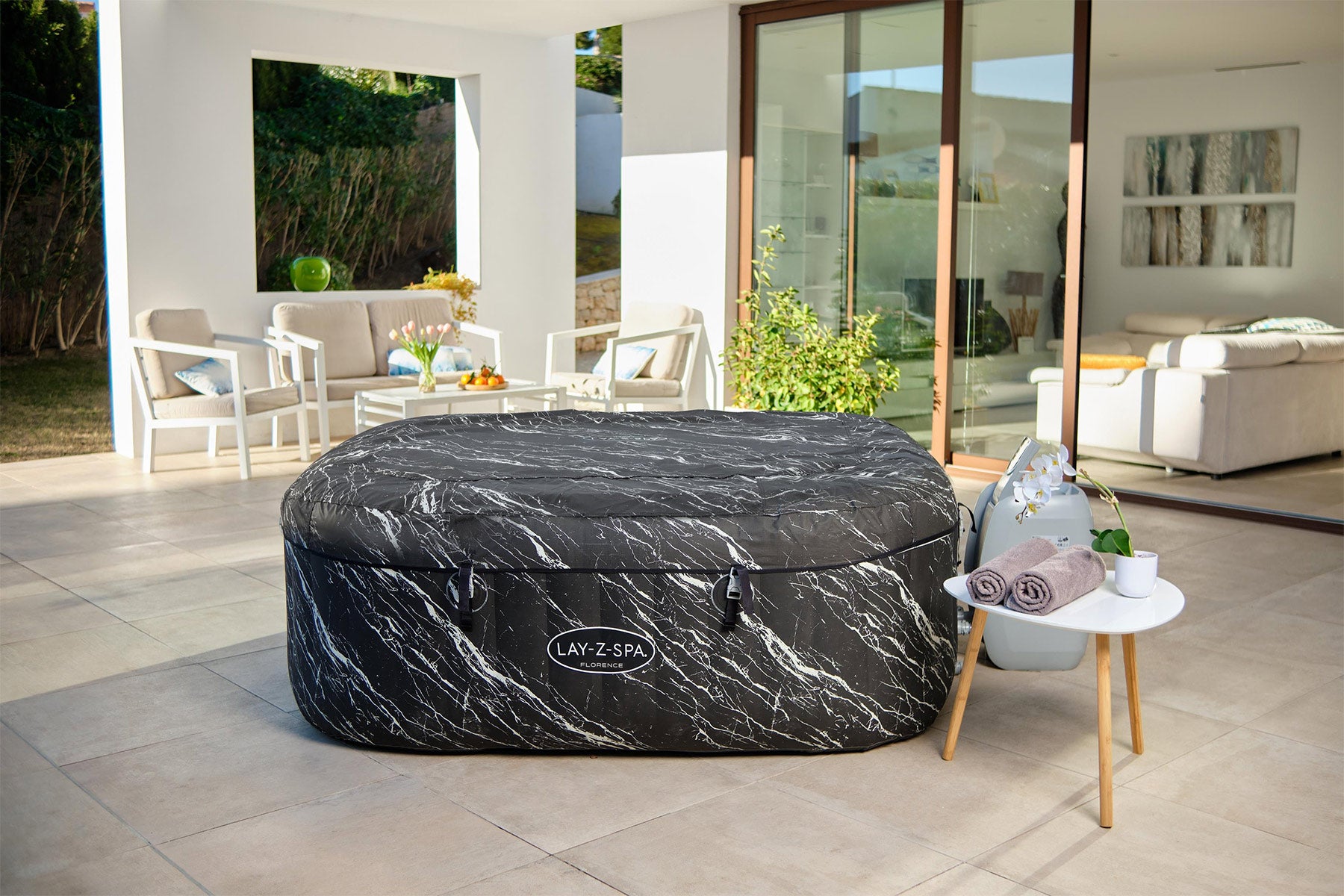 Lay-Z-Spa hot tub with insulating coverand lid