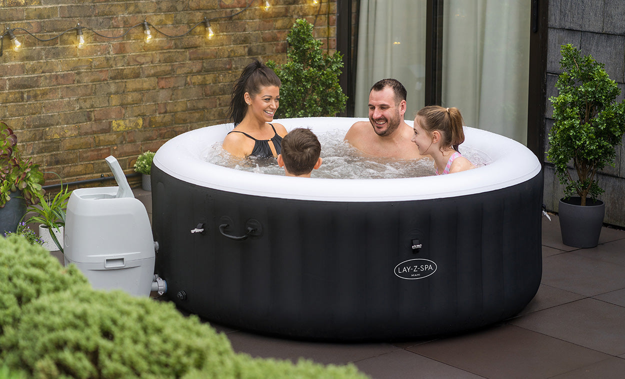 Spa insuflável Miami AirJet em utilização