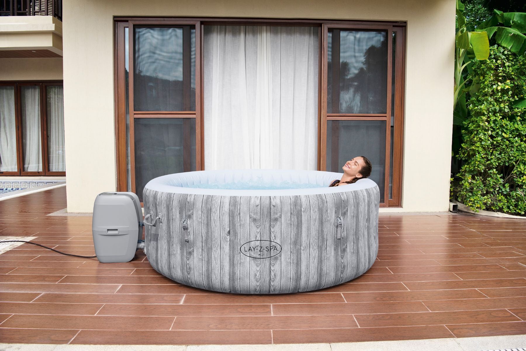 6 person inflatable hot tub 