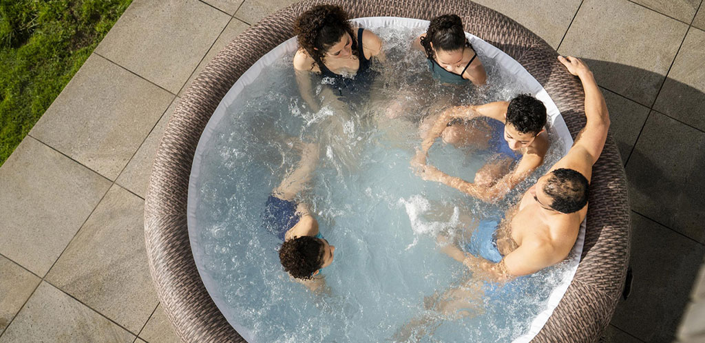 7 person hot tub for Families and friends. 